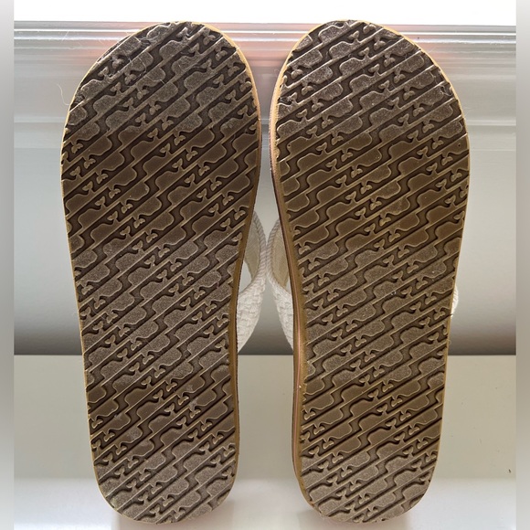 Vinyard Vines Women’s Flip Flops - Picture 6 of 7